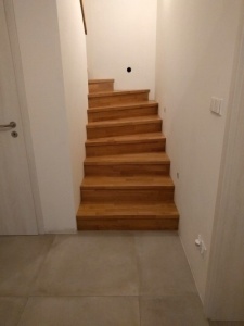 dřevěný obklad schodiště 